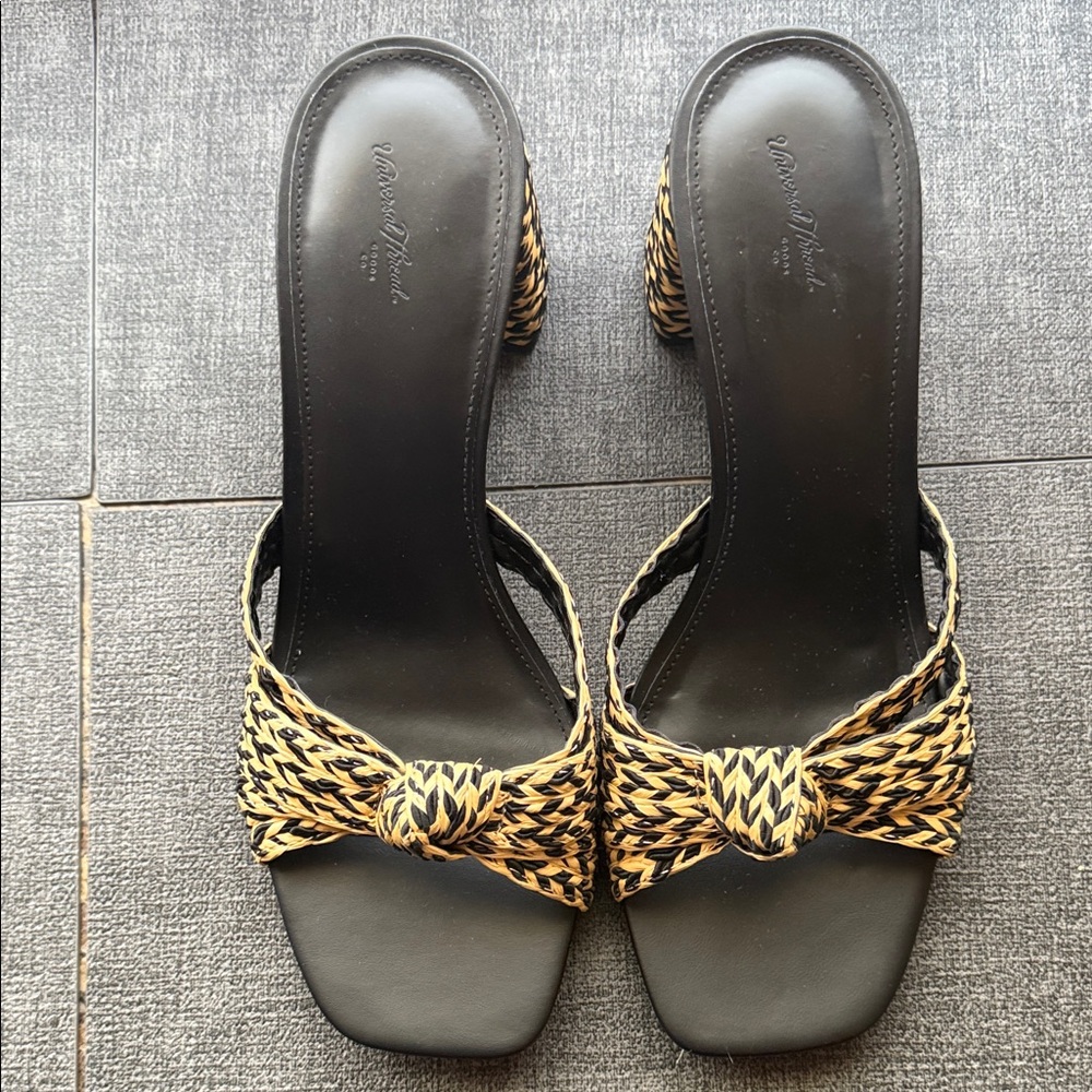 Universal Thread Black and Tan Knotted Sandals
